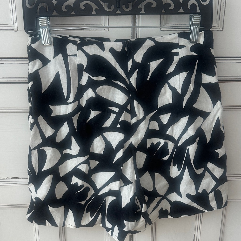 A New Day Black and White Abstract Mini Skirt/skort - Picture 2 of 3